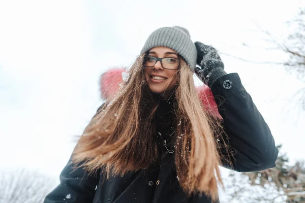 Fiatal gyönyörű nő, a téli város — Stock Fotó