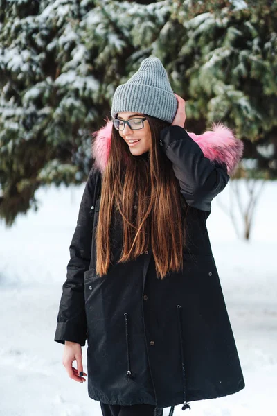 Jovem mulher bonita na cidade de inverno — Fotografia de Stock