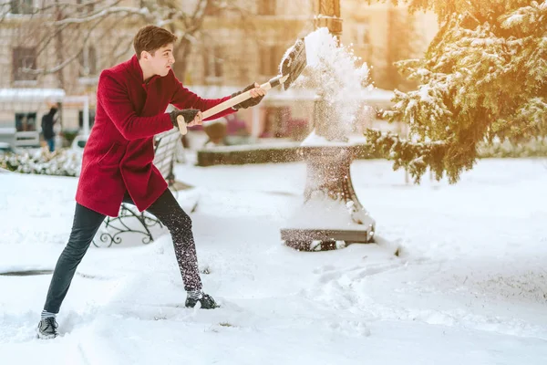 Ung man skotta snö — Stockfoto