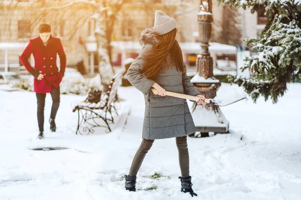 Menina bonita em roupas de moda de inverno com uma pá — Fotografia de Stock