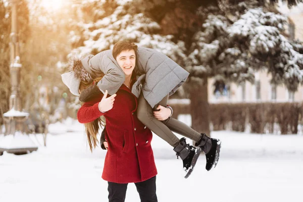 Ragazzo sulla spalla sta portando la ragazza — Foto Stock