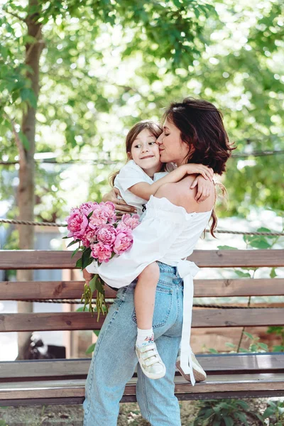 Mutter hält ihre kleine Tochter im Park — Stockfoto