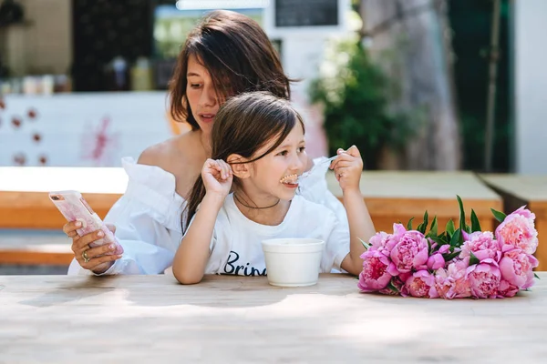 젊은 어머니와 어린 딸 카페에서 함께. — 스톡 사진