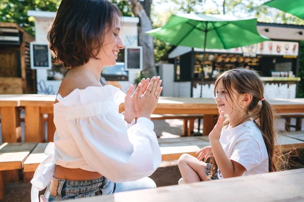 Mor och dotter sitter på ett café — Stockfoto