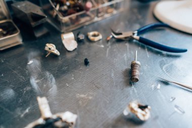 Masaya yakın bir açıdan farklı takı kuyumcu üzerinden