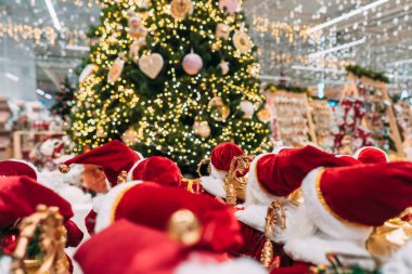 Birkaç küçük oyuncak Santa kipi bir grupta standı