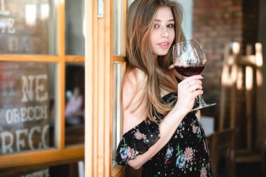 Kameraya poz veren genç kız.