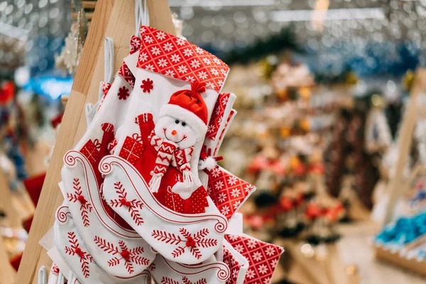 Des chaussettes rouges de Noël en cadeau avec un bonhomme de neige — Photo