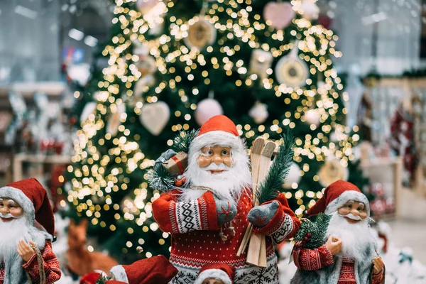 Vários pequenos brinquedos Papai Noel estão em um grupo — Fotografia de Stock