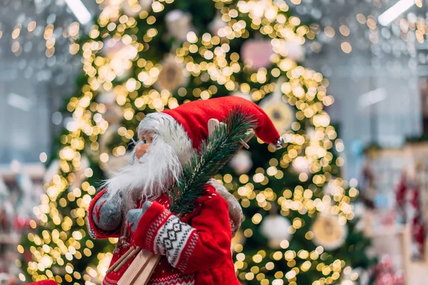 Щасливий Санта на фоні ялинки боке . — стокове фото
