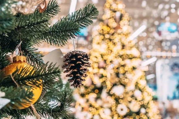 Vista de perto de brinquedos decorativos na árvore de Natal — Fotografia de Stock