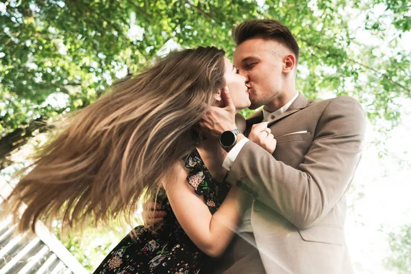 Pareja joven en el parque. —  Fotos de Stock