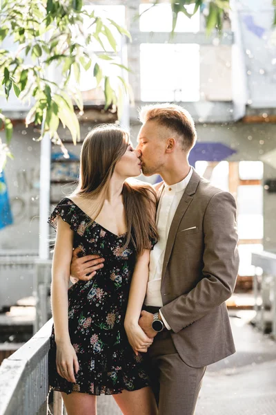 Junges verliebtes Paar posiert vor der Kamera — Stockfoto