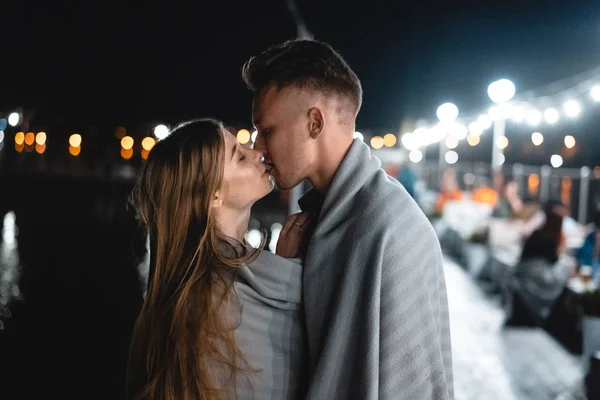 Un paio di amanti sul lungomare — Foto Stock