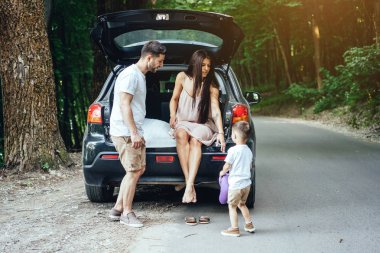 Genç aile arabasını park yakınındaki.