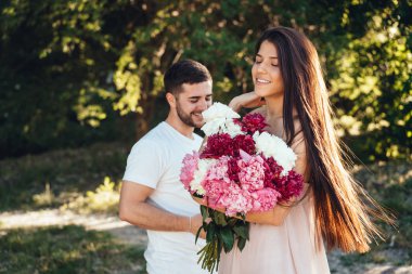 Kameraya poz ile genç çift.