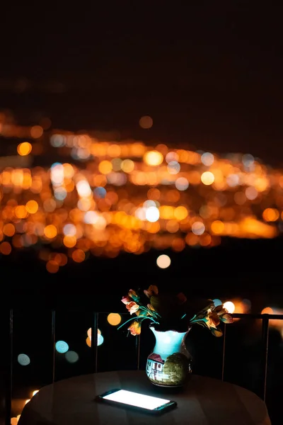 Bild von Holz Tisch und verschwommenen Stadt Bokeh Hintergrund mit bunten Lichtern. — Stockfoto