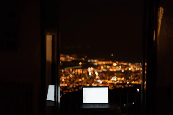 Laptop mit weißem leeren Bildschirm auf dem Tisch. — Stockfoto