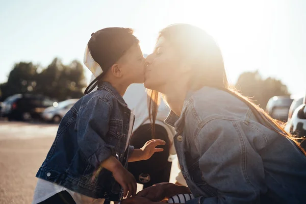 Un ragazzo bacia la sua amata madre nel parcheggio — Foto Stock