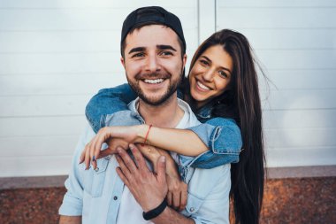 Genç güzel kız yakışıklı erkek arkadaşıyla sarılma