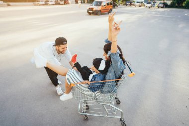 Genç Baba Anne ve oğlu bir at arabası park yerinde taşır