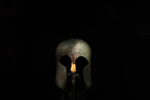 希腊战士的原始古董头盔 — 图库照片