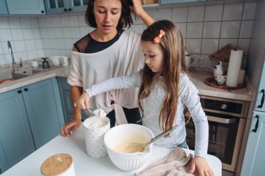 Mutlu aile mutfağında birlikte yemek pişirir.