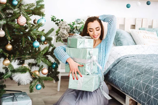 Mujer sonriente con muchas cajas de regalo —  Fotos de Stock