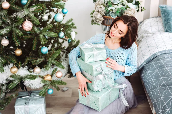 Lächelnde Frau mit vielen Geschenkboxen — Stockfoto