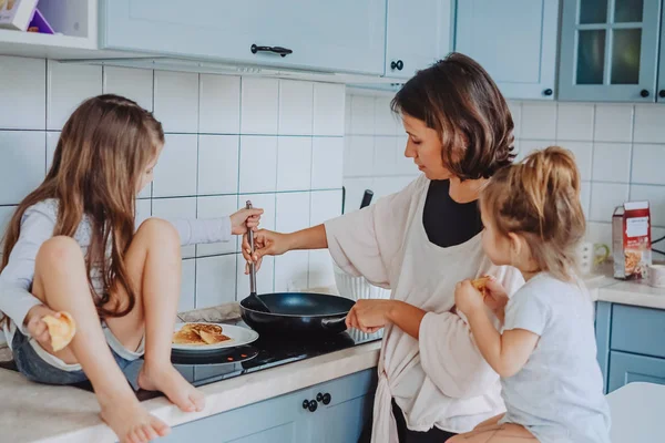 Счастливая семья готовит вместе на кухне — стоковое фото