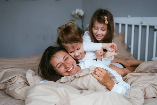Мама и две ее милые дочки веселятся — стоковое фото