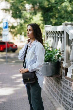 Bir kadın çantası kamera için poz kız