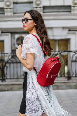 Bir kadın çantası kamera için poz kız