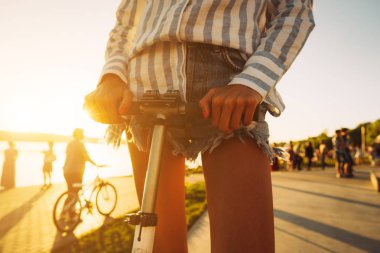 Güzel eller scooter yerlerinden tutun..