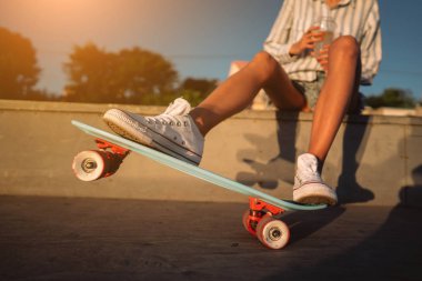 Yakın bir görünümü ile genç kızın güzel bacaklar