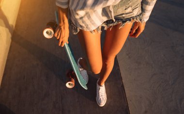 Yakın bir görünümü ile genç kızın güzel bacaklar