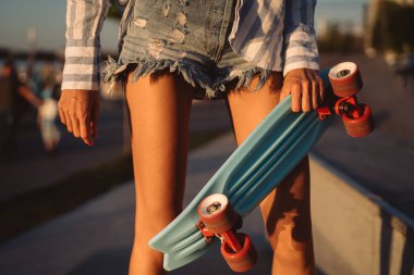 Yakın bir görünümü ile genç kızın güzel bacaklar