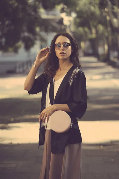 Menina posando para a câmera com uma bolsa feminina — Fotografia de Stock