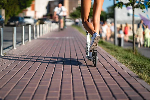 Mooi meisje rijden een scooter in de straat — Stockfoto