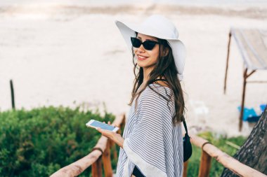 Çekici kadın denizin bir telefon ile aşağı gelir.