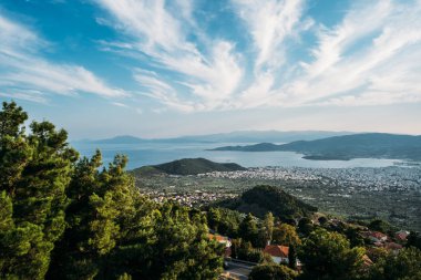 Yüksek dağlardan kıyı kenti görüntülemek.