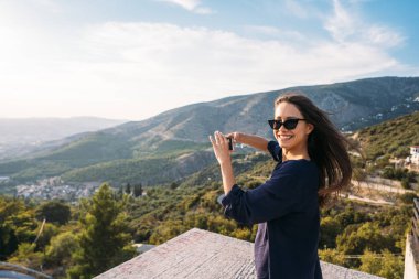 Arka plan kıyı kenti kamerada poz kız