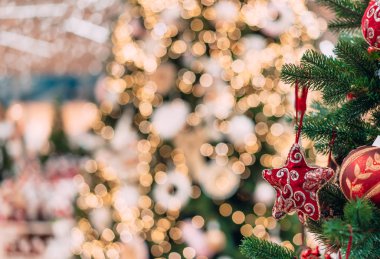 Dekorotif oyuncakları görünümü Noel ağacı kadar kapatın