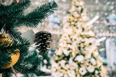 Dekorotif oyuncakları görünümü Noel ağacı kadar kapatın