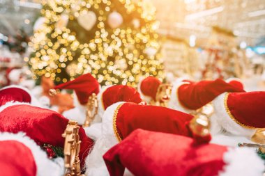 Birkaç küçük oyuncak Santa kipi bir grupta standı