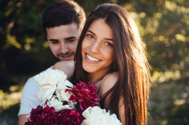 Kameraya poz ile genç çift.