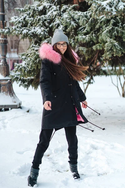 Jovem mulher bonita na cidade de inverno — Fotografia de Stock