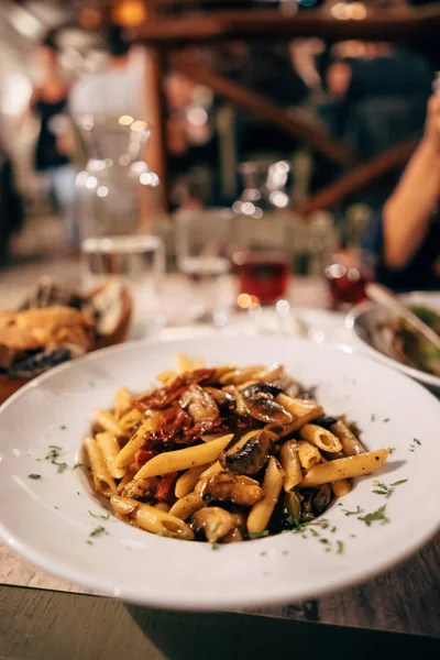 Pasta schelpen met gehakt vlees op tafel — Stockfoto