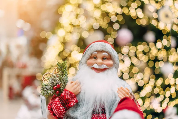 Feliz Papai Noel no fundo da árvore de Natal bokeh . — Fotografia de Stock