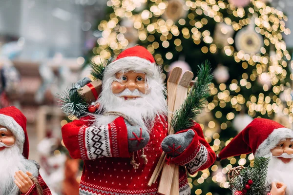 Feliz Papai Noel no fundo da árvore de Natal bokeh . — Fotografia de Stock